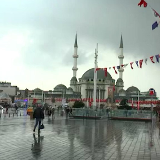 Taksimde yağmur başladı