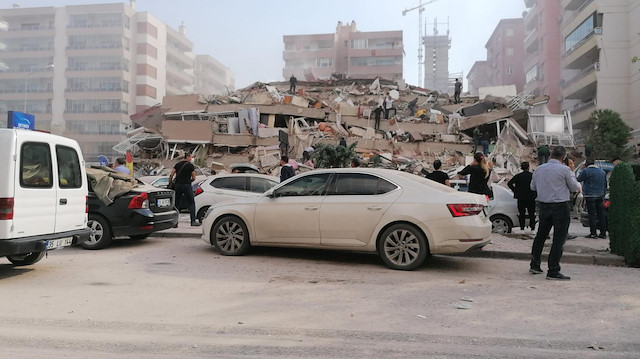 Ege Denizi'nde 6.6 büyüklüğünde deprem; İzmir'de yıkıma neden oldu.
