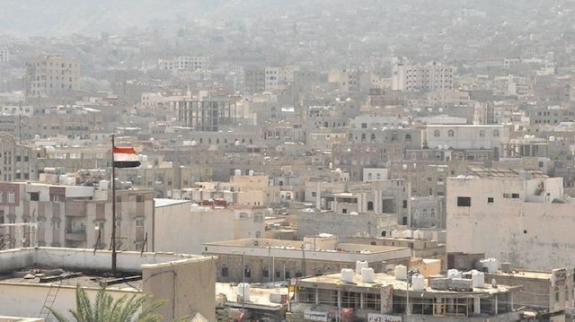اليمن.. مئات المحتجين بتعز ينددون بإساءة ماكرون للإسلام 