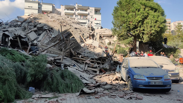 İzmir'de 6.6 büyüklüğünde deprem oldu.