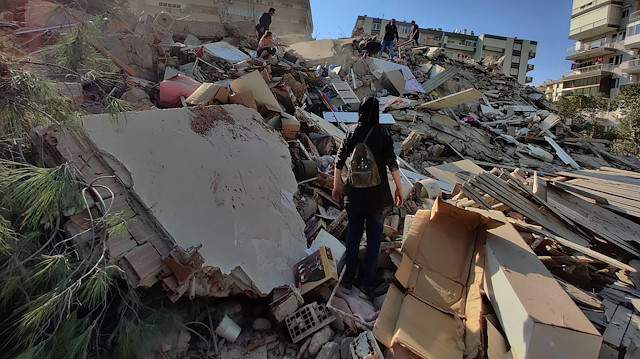 İzmir'de 6.6 büyüklüğünde deprem: Yıkılan binalar var