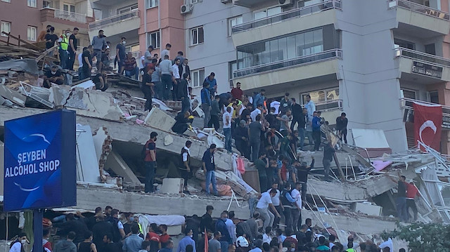 İzmir depreminde yıkılan bir bina.