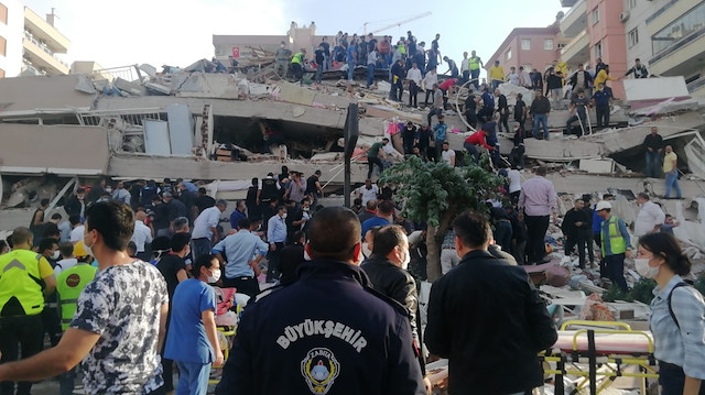 Ege Denizi'nde 6.6 büyüklüğünde deprem, İzmir'de yıkıma neden oldu.