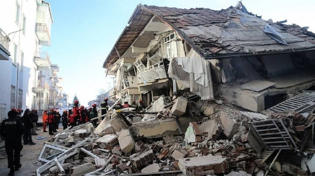 مصرع 4 أشخاص في زلزال إزمير