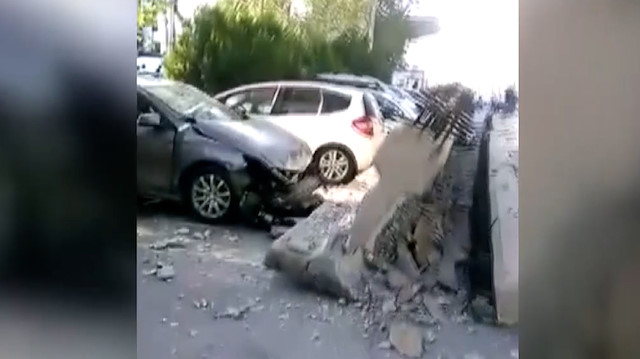 Alsancak'ta depremin şiddetiyle viyadüğün kolonları araçların üzerine düştü