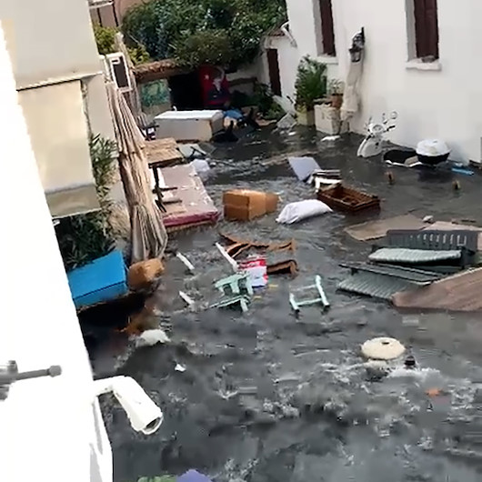 İzmirde ürküten görüntü: Depremin ardından oluşan tsunami cadde ve sokakları vurdu