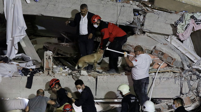 İzmir'deki depremde kurtarma çalışmaları. 