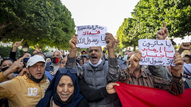 تونسيون يتظاهرون قرب سفارة فرنسا احتجاجًا على الإساءة للنبي