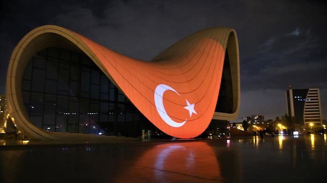 معالم البوسنة وأذربيجان تتشح بأنوار العلم التركي