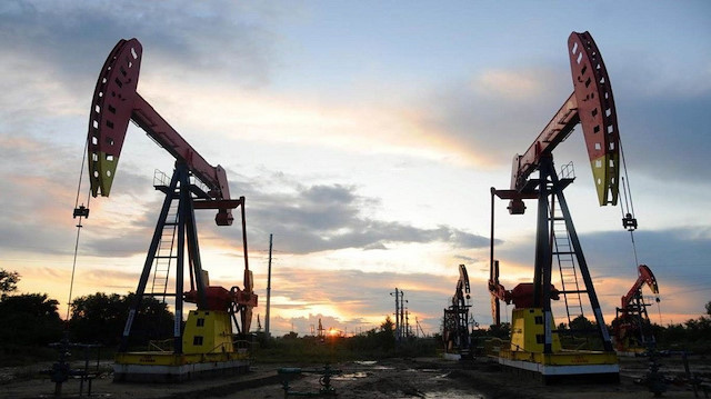 النفط يواصل الانخفاض ويتجه لتحقيق خسائر للشهر الثاني