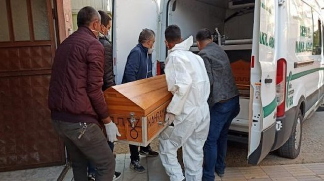  Karı kocanın cansız bedenleri, olay yerinde yapılan savcılık ve polis incelemesinin ardından otopsi için Malatya Adli Tıp Kurumuna gönderilmek üzere morga konuldu.