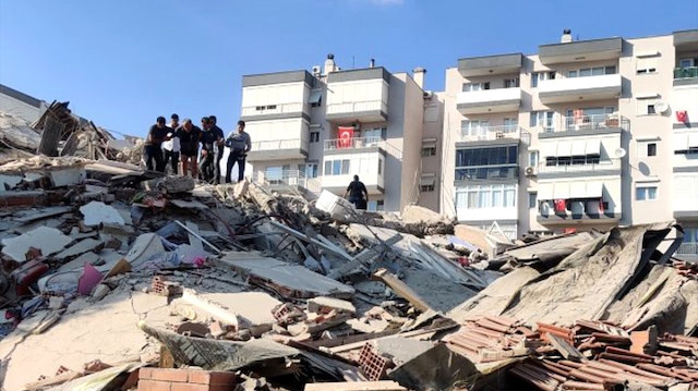 İzmir'deki 6,6 büyüklüğündeki depremde hayatını kaybedenleri sayısı yükseliyor.