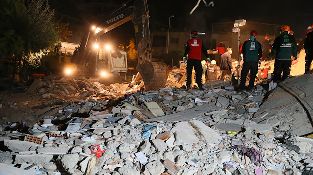 İzmir'deki 6.6'lık depremin ardından yıkılan binalarda arama kurtarma çalışmaları devam ediyor.