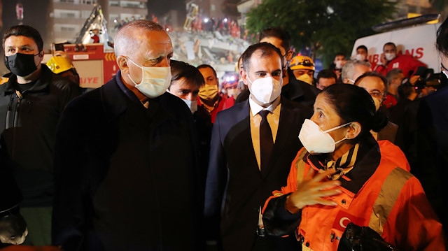 Cumhurbaşkanı Recep Tayyip Erdoğan, İzmir’deki 6,6 büyüklüğündeki depremin ardından yıkılan Rıza Bey Apartmanı’na gelerek incelemelerde bulundu.