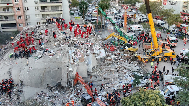 İzmir'deki deprem nedeniyle hayatını kaybedenlerin sayısı 25'e yükseldi.