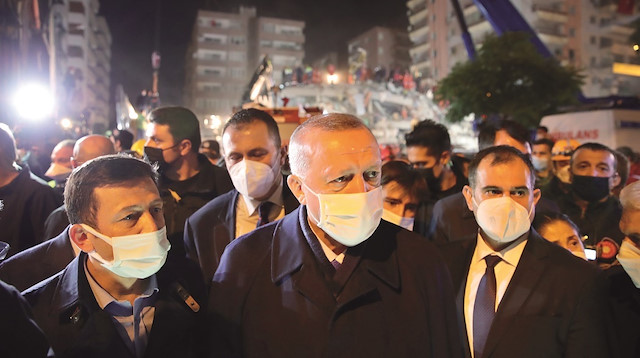 Cumhurbaşkanı Erdoğan, İzmir’e gelerek 
deprem bölgesinde incelemelerde bulundu.