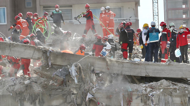 İzmir'deki depremde arama kurtarma çalışmaları devam ediyor. 