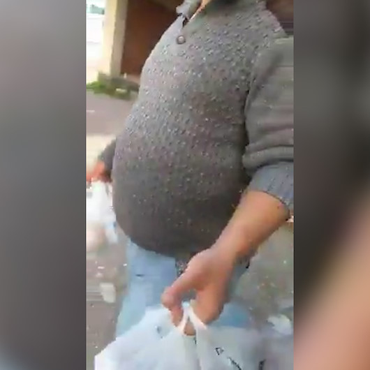 İzmirde depremzedelere dağıtılan yardımları poşet poşet alıp satan kişi kamerada