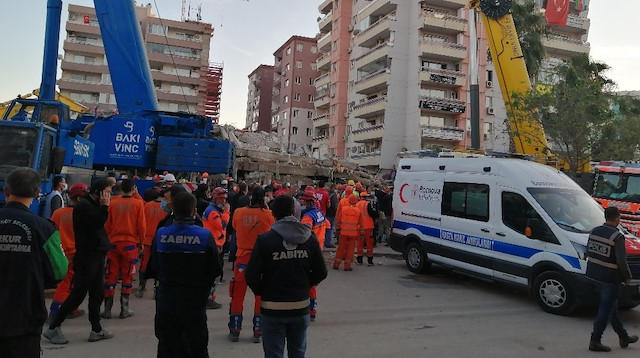 İzmir'de deprem sonrası yıkılan Rıza Bey Apartmanı enkazındaki kurtarma çalışmasına ara verildi.