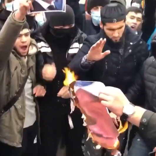 Rusyadaki Müslümanlar Fransayı protesto etti: Macron posterleri yakıldı