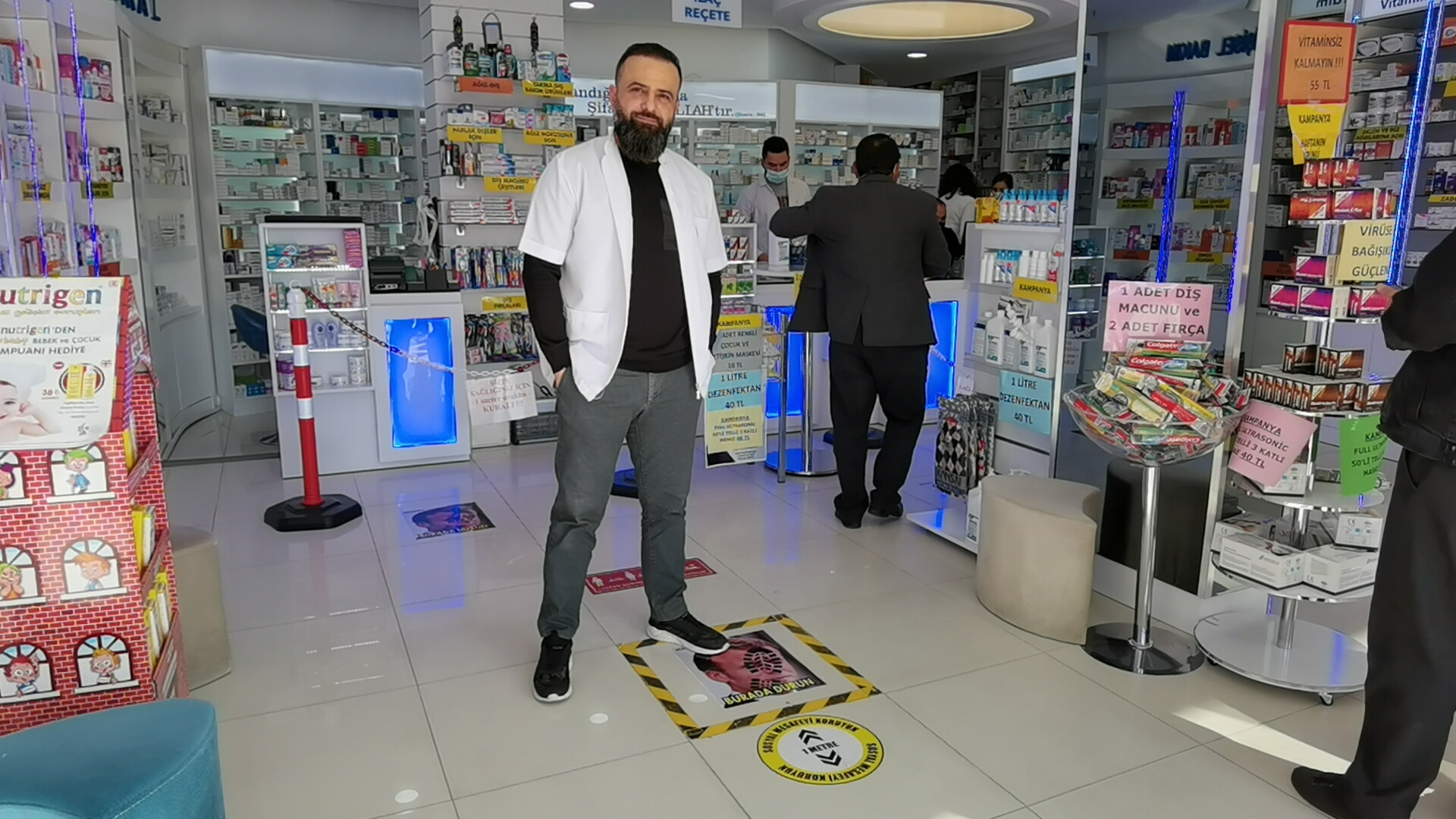 Eczacı Özgür Dabak, müşterilerden olumlu tepkiler aldıklarını söyledi.