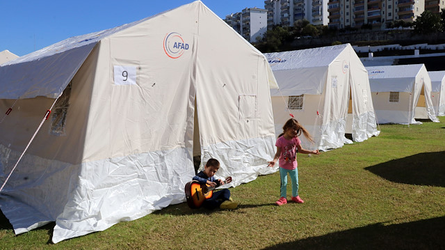 Evleri hasar gören ve binalarına girmek istemeyen vatandaşlar AFAD tarafından kurulan çadırlarda kalıyor.