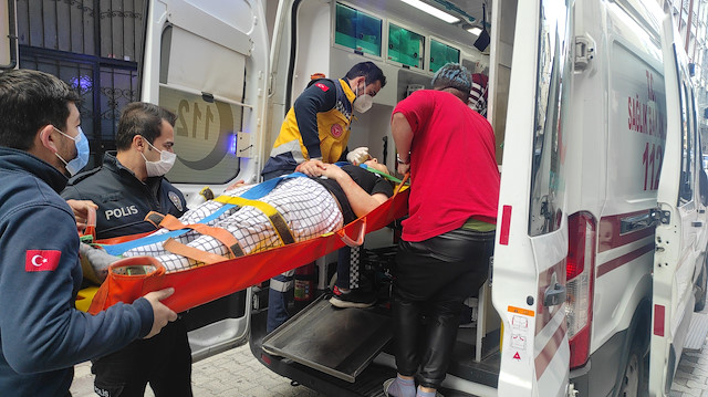 Sağlık ekipleri, ilk müdahaleyi yaptıktan sonra yaralı kadını ambulansla hastaneye kaldırdı.
