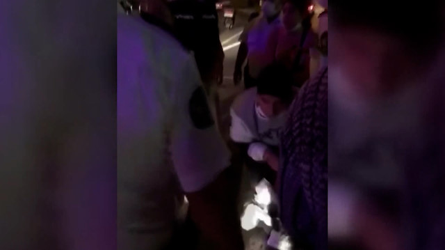 Güngören'de hırsızlık şüphelisi üç kadın yol ortasında soyunarak ortalığı birbirine kattı
