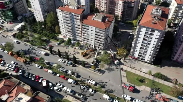 Yılmaz Erbek Apartmanı'nın zemin katında yer alan üç katta çökme meydana geldi.