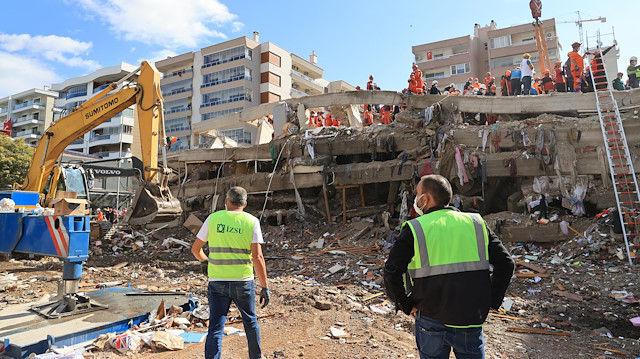 30 Ekim Cuma günü İzmir'de gerçekleşen deprem sonrası enkaz kurtarma çalışmaları durmaksızın devam ediyor.