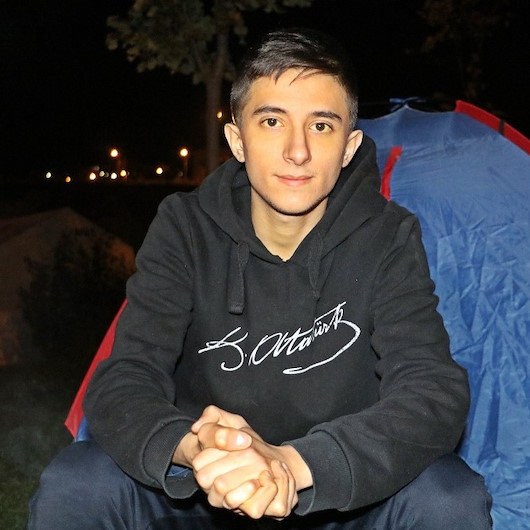 Depremden bir saniyeyle kurtuldu