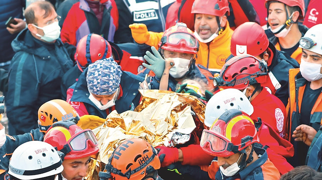 Elif’in elini tuttuğu İBB İtfaiyesinden Muammer Çelik, o anları sevinç gözyaşları içinde şöyle anlattı: Gittiğimde Elif, baza ve dolabın arasında sırtüstü yatıyordu. Onu kucakladım. Yüzünü temizleyip parmağını tuttum ve bir arkadaşımla kaldırdık. Sağlık kabinine gidene kadar elimi bırakmadı. O çocuk yaşamayı hak ediyor. Bizim mucizemiz oldu. Biz Elif’i sevdik umarım o da bizi sever.
