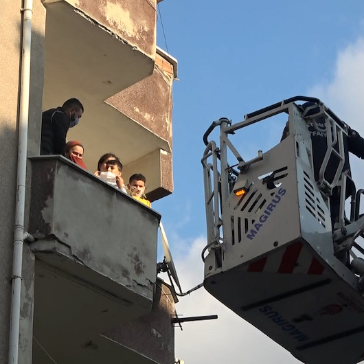 Sultangazide bir binada çıkan yangında mahsur kalan 30 kişi itfaiye ekipleri tarafından böyle kurtarıldı