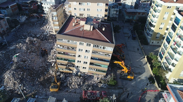 İzmir'de bulunan Barış Sitesi'nini 4 bloğundan 3'ü yan yattı biri ise  çöktü.
