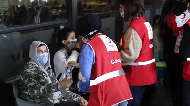 Kızılay, enkaz altından çıkarılan eşyaları da ailelere teslim etmek üzere tek tek sınıflandırıyor.