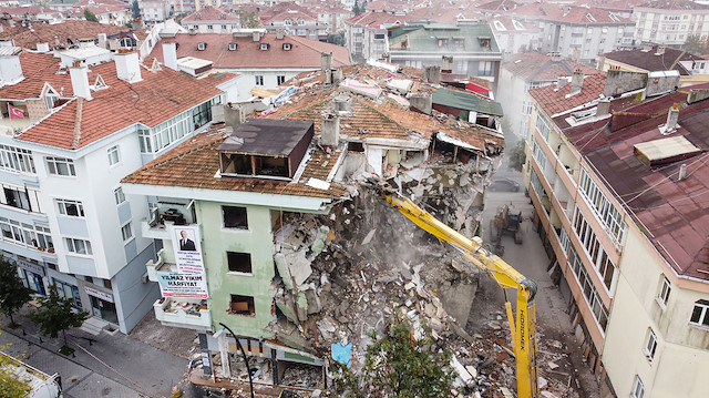 İzmir'de artçı depremler yaşanmaya devam ediyor.