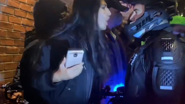 ABD'de sokaklarında seçim gerilimi artarak devam ediyor: Kadın protestocu polise küfür edip yüzüne tükürdü