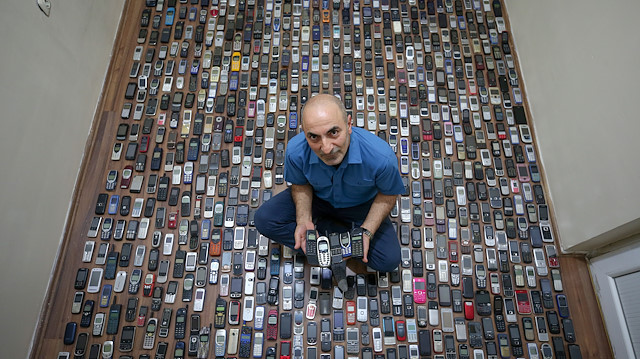 Vanlı tamirci 20 yılda biriktirdiği cep telefonu koleksiyonuna gözü gibi bakıyor.