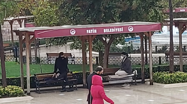 İstanbul'da cuma namazına katılan vatandaşlar sağanak yağmur ile birlikte bankta namaz kıldı.