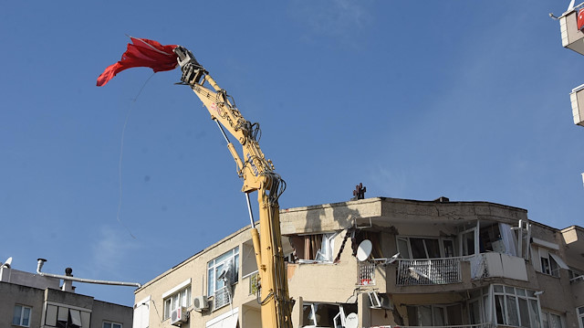 Yıkımdan önce bayraklar tek tek toplandı. 