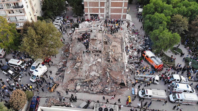 İzmir'de depremzedelerin yaraları sarılmaya çalışılıyor. 