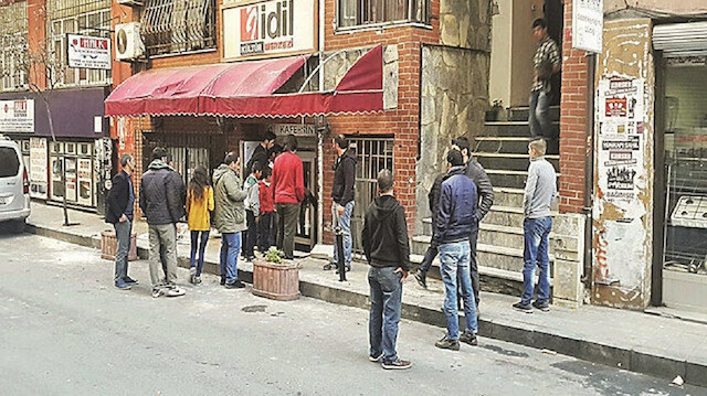 İstanbul Cumhuriyet Başsavcılığı’nca yürütülen soruşturma kapsamında, 29 Ekim’de Terörle Mücadele Şube Müdürlüğü ekiplerinin İstanbul merkezli 12 ilde düzenlediği eş zamanlı operasyonda yakalanan 97 zanlının emniyetteki işlemleri tamamlandı. Sağlık kontrolünden geçirilerek adliyeye sevk edilen şüphelilerden 49’u tutuklanırken 48’i de adli kontrol şartıyla serbest bırakıldı. Soruşturma kapsamında firari durumda bulunan 23 kişinin ise yakalanması için çalışmaların devam ettiği bildirildi.