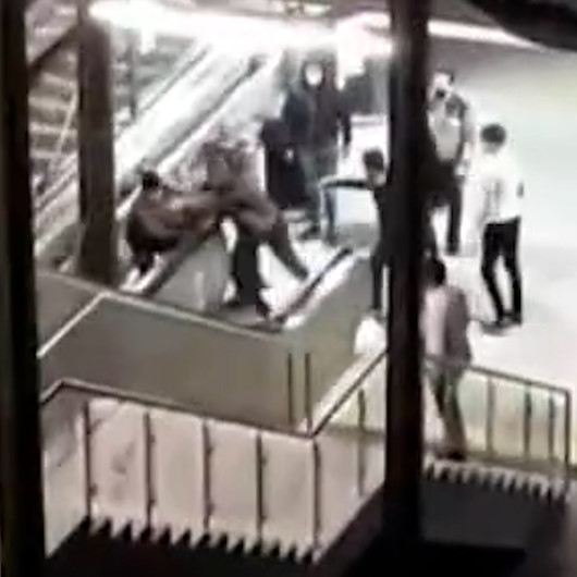 Küçükçekmecede kadın güvenlik görevlisine küfreden şahsı tekme tokat dövdüler