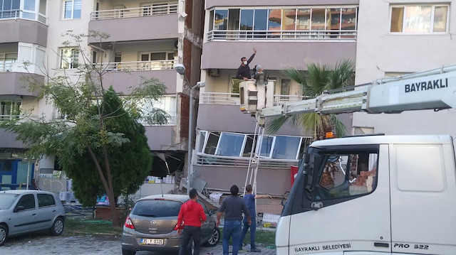 Bayraklı Belediyesine ait sepetli aracı görev beklemeden apartmanın önüne getiren Bayraklı Belediyesi çalışanları Ümit Aygün ile arkadaşları kurtardı.