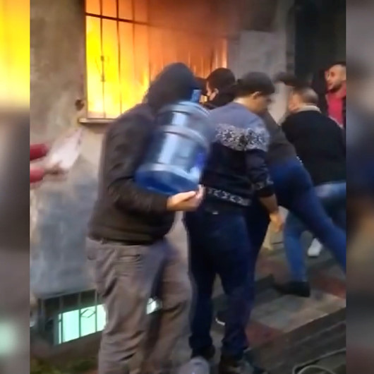 Bağcılardaki dört katlı binada çıkan yangına şişelerle müdahale ettiler