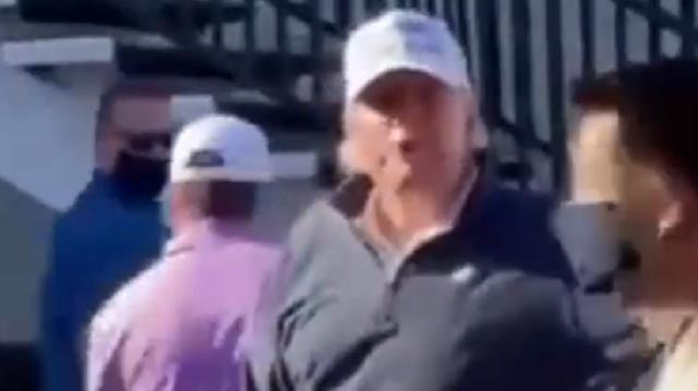 Trump golf oyununun dönüşünde evlenen bir çiftle fotoğraf çektirdi