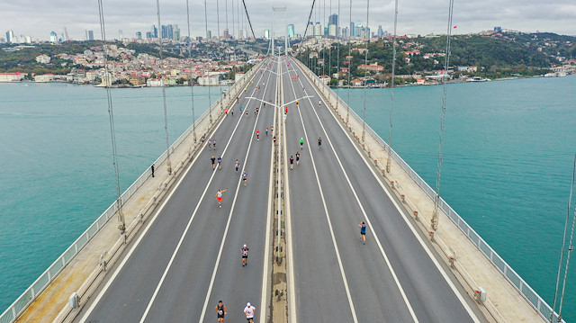 Sporcular 15 Temmuz Şehitler Köprüsü'nden geçiş yaptı.