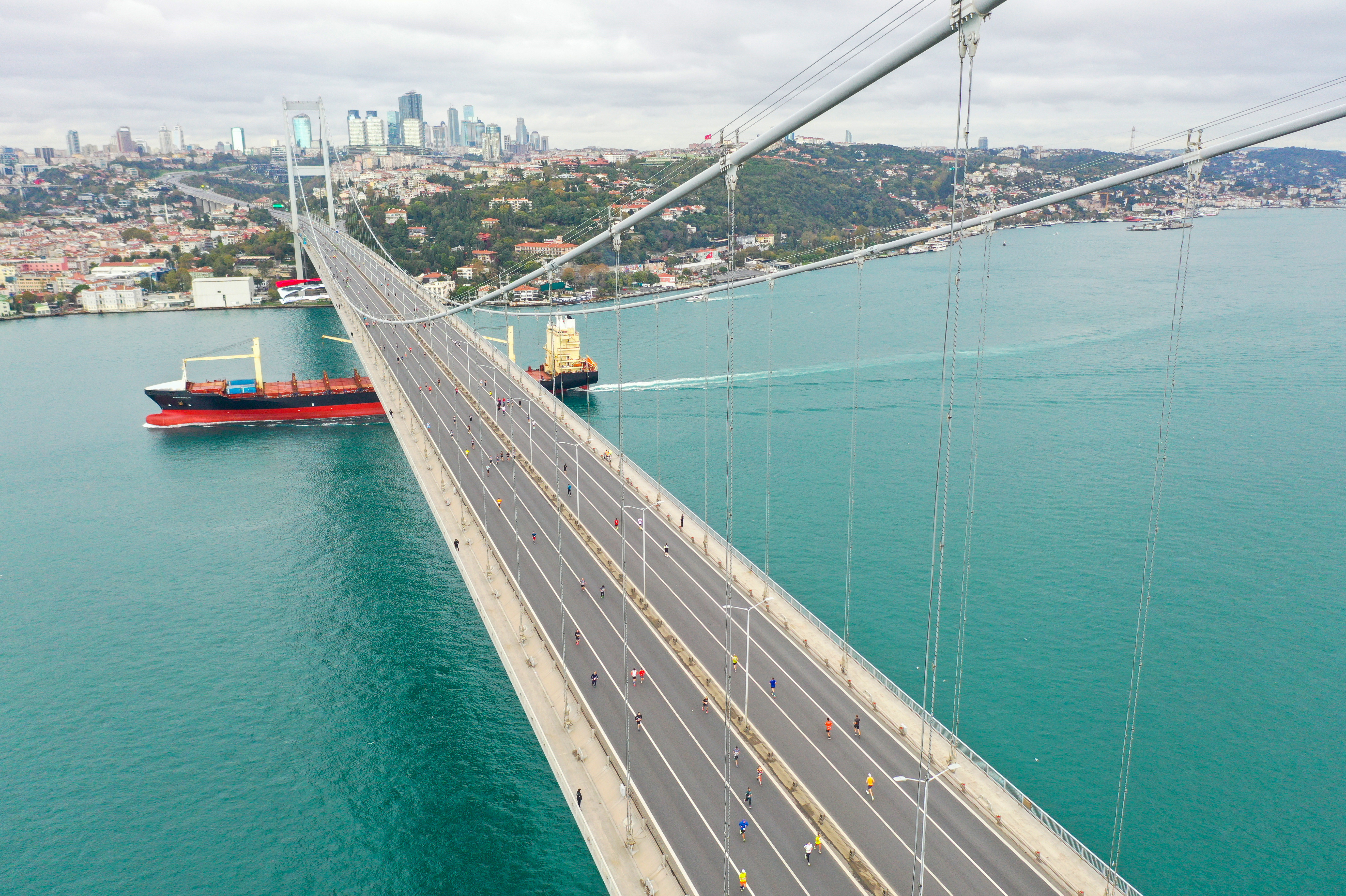 Sporcuların köprüden geçişi havadan görüntülendi.