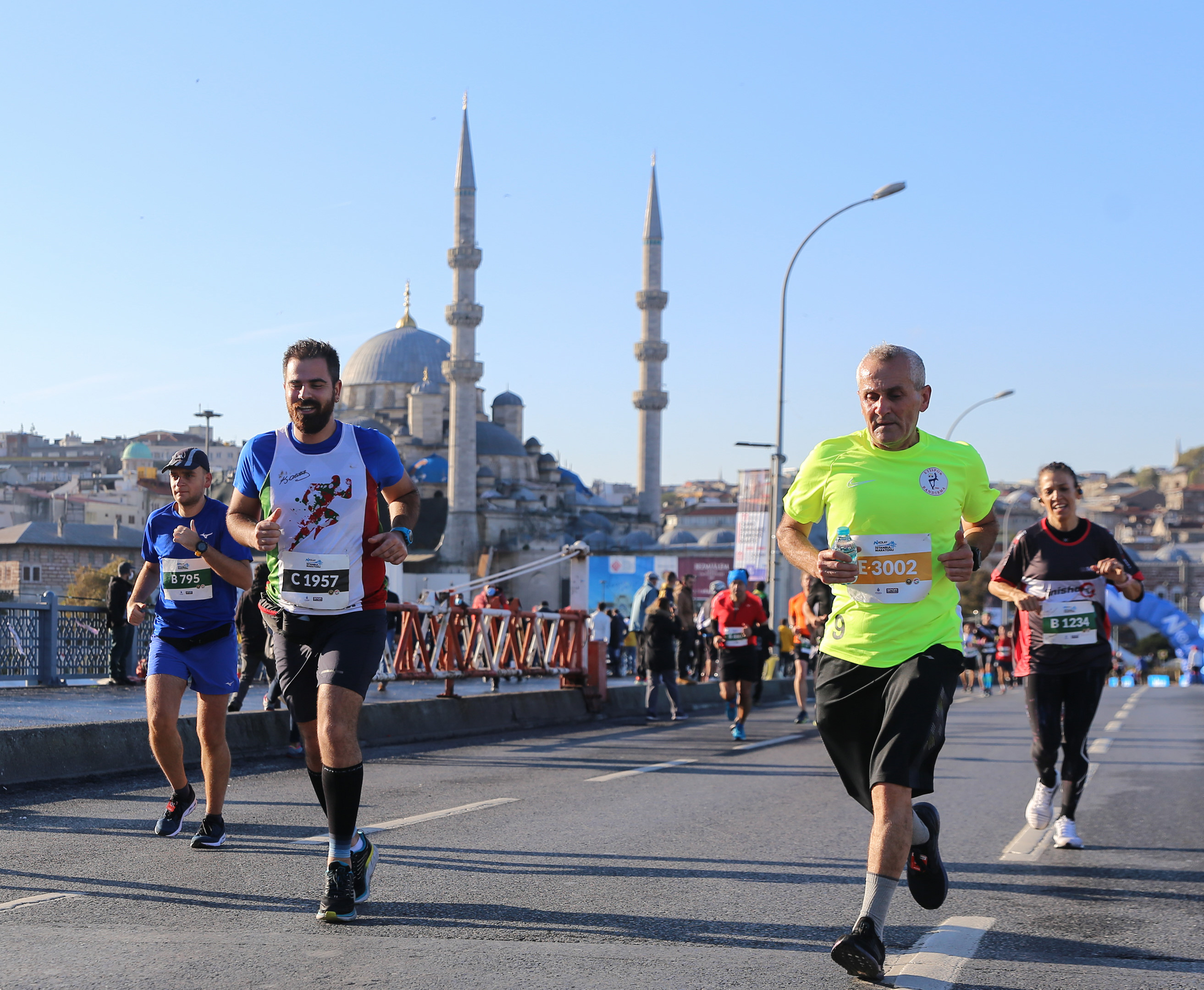 Atletler Galata Köprüsü'nden geçti.