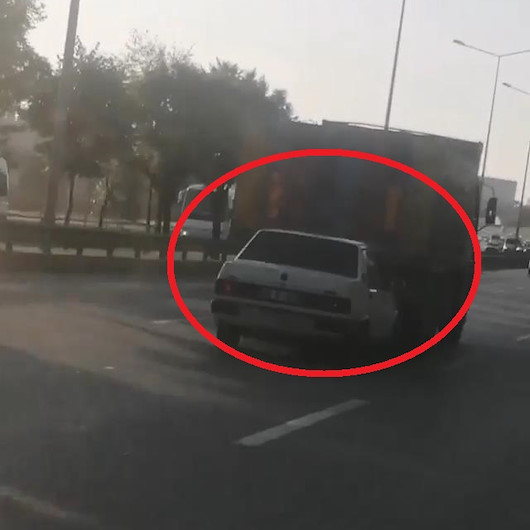 Otomobil sürücüsünün, kamyonet ile takip mesafesini sıfıra indirdiği anlar kamerada